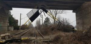 Drumurile din Romania, pericol public: O bucata de beton dintr-un pod uzat a cazut pe calea ferata
