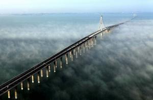 Cel mai lung pod maritim din lume a fost inaugurat astazi, in China