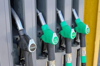 Cum sa reduci consumul de combustibil atunci cand conduci: 4 metode