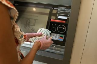 Ucrainienii au inrosit bancomatele din Romania