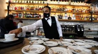 Cat castigi in Romania, daca lucrezi in RESTAURANT: intre colegi pot fi si salarii de trei ori mai mari