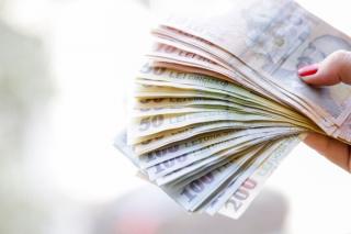 Salariile romanilor, mai mari cu peste 300 de lei: propunerea vine de la Guvern