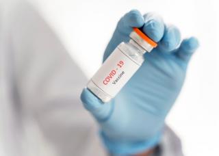 Sanofi sare in ajutorul Pfizer. Compania va sustine producerea a 100 de milioane de doze de vaccin Pfizer / BioNTech