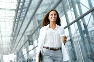 Ai un job front office? 4 obiceiuri care te vor ajuta sa-ti pastrezi lookul fresh intreaga zi
