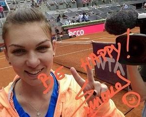 Liniste, va rog! Simona Halep serveste pentru meci!