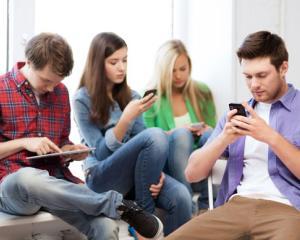 Telefonul mobil si tinerii: de la un simplu instrument de comunicare, la gadgetul care le organizeaza viata