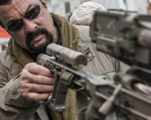 Steven Seagal va promova armele Kalashnikov