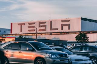 Lectia producatorului de vehicule electrice Tesla despre managementul in timp de criza