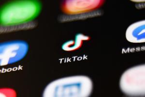 BBC: Google a sters milioane de recenzii negative pentru TikTok, dupa ce un utilizator a starnit un val de critici