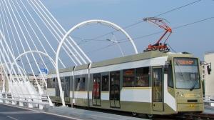 Un tramvai al STB, gazda a poeziei in luna septembrie