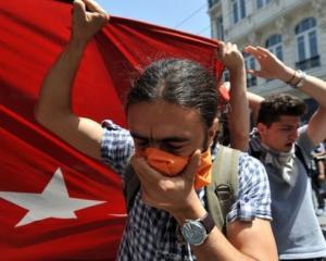 Istanbul a devenit camp de lupta intre politie si protestatari