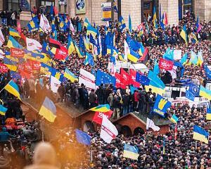 Ucraina in flacari: Peste 20 de morti, dintre care cel putin 7 politisti. Manifestantii au capturat un depozit de armament