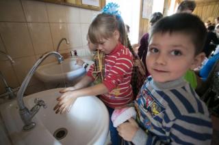 UNICEF: 1 din 4 scoli din Romania nu are dotari minime pentru spalatul mainilor