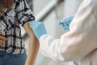 Guvernul a majorat suma pe care medicii de familie o primesc pentru vaccinarea impotriva COVID-19