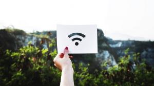 Peste 140 de localitati din Romania pot beneficia de internet wireless gratuit in spatii publice